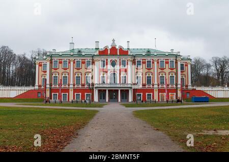 Château baroque de Kadriorg à Tallinn, Estonie. Météo d'automne. Banque D'Images