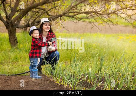 femme jardinière avec son jardin d'arrosage Banque D'Images