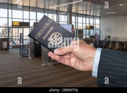 Maquette du terminal de l'aéroport avec homme d'affaires tenant le passeport du coronavirus montrant l'immunité au virus Covid-19 Banque D'Images