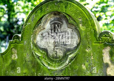 Gros plan sur la pierre à tête ornée « In Loving Memory » au Tower Hamlets Cemetery Park, Londres, Royaume-Uni Banque D'Images