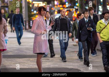 Tokyo / Japon - 20 avril 2018 : une jeune fille qui appelle le passant pour visiter le café Maid dans le quartier d'Akihabara à Tokyo, au Japon Banque D'Images