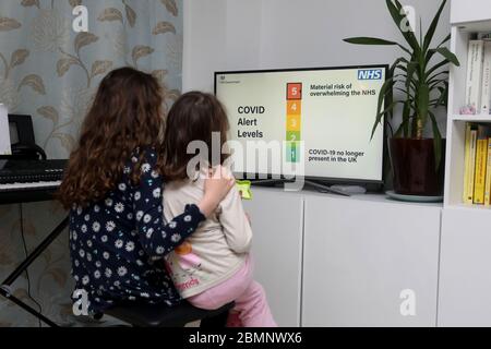 Chichester, West Sussex, Royaume-Uni - des enfants regardant le discours du Premier ministre Boris Johnson concernant les changements apportés à l'approche britannique du coronavirus (Covid-19) pandamic. Dimanche 10 mai 2020 © Sam Stephenson / Alamy Live News. Banque D'Images