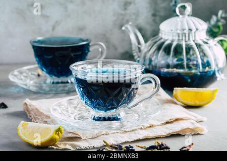 Thé aux pois dans une belle tasse de verre, thé bleu Banque D'Images