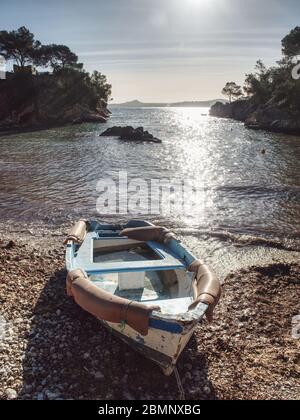 Ancien bateau de pêche abandonné sur la rive de la mer. Matin, baie silencieuse dans l'espace sans vent. Banque D'Images