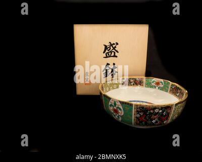 GOMEL, BÉLARUS - 10 MAI 2020 : la porcelaine japonaise (Imari, Arita) Kinbei Aoi Kiln. Peint à la main. Banque D'Images