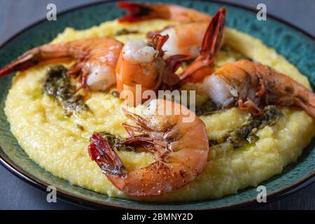 Plat de polenta aux crevettes grillées et à la guesy. Banque D'Images