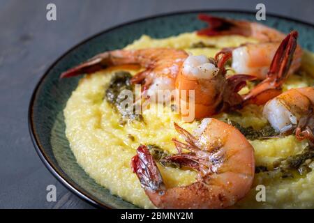 Plat de polenta aux crevettes grillées et à la guesy. Banque D'Images