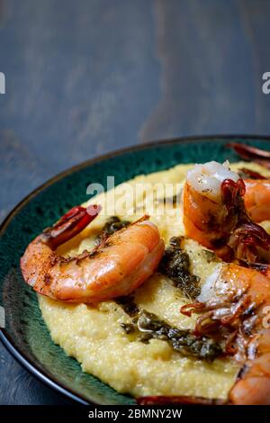 Plat de polenta aux crevettes grillées et à la guesy. Banque D'Images