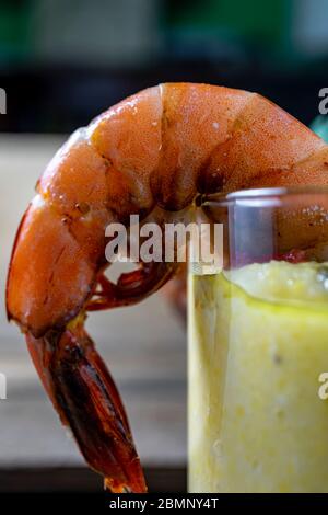 Hors-d'œuvre aux crevettes grillées dans de la polenta au fromage. Gros plan extrême. Banque D'Images