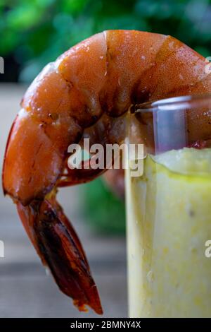 Hors-d'œuvre aux crevettes grillées dans de la polenta au fromage. Gros plan extrême. Banque D'Images