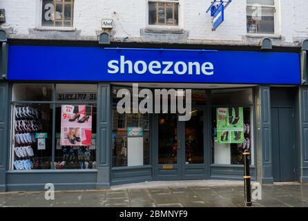 Worcester, Royaume-Uni - Mars 15 2020: La façade de Shoezone Shoe Shop sur Broad Street Banque D'Images