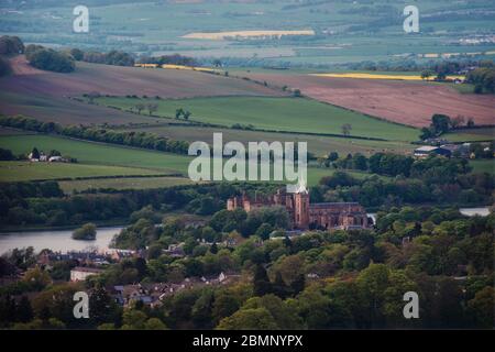 Vue depuis le sommet de la vieille ville écossaise de Linlithgow, le vieux château et les champs. Palais de Linlithgow, Écosse Banque D'Images