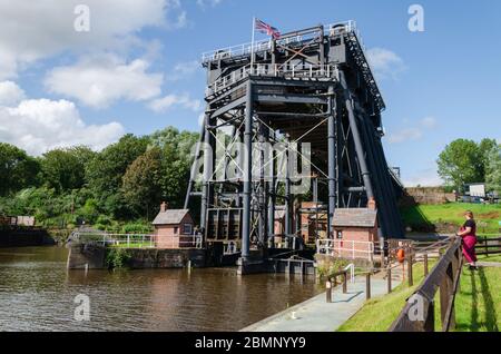 Northwich, Royaume-Uni : 6 août 2019 : le bateau-ascenseur Anderton relie le canal Trent & Mersey et le fleuve Weaver. La structure qui est un monument planifié, Banque D'Images