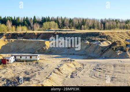 vue d'une ancienne carrière de gravier avec une caravane abandonnée Banque D'Images