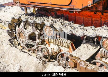 gros plan sur une plage de sable, mécanisme d'entraînement de bulldozer à chenilles Banque D'Images