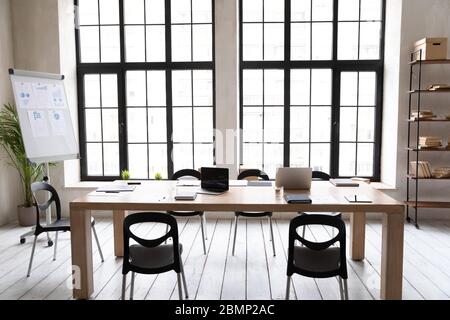 Concept de vide moderne loft espace de bureau avec table en bois. Banque D'Images