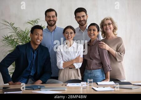 Portrait représentant des employés souriants et divers qui se réunissent pour rire. Banque D'Images