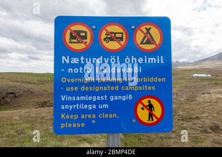 Panneau de signalisation routière typique avertissant les visiteurs que le camping de nuit n'est pas autorisé (utilisez uniquement les sites désignés du camp), Skagafjörður, Islande. Banque D'Images