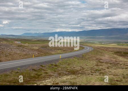 Vue depuis le mémorial Stephan Stephansson sur le périphérique de Vatnsskarð Pass près de Varmahlið dans le nord de l'Islande. Banque D'Images