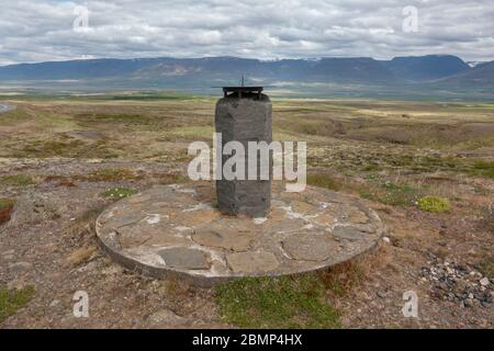 Marqueur de distance et cadran solaire (?) Situé à côté du mémorial Stephan Stephansson à Vatnsskarð passe près de Varmahlið dans le nord de l'Islande. Banque D'Images