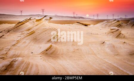 Coucher de soleil panoramique sur des formations de grès dans le désert d'Abu Dhabi aux Émirats arabes Unis Banque D'Images