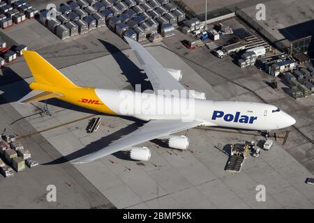 Un Boeing 747-800 Polar Air Cargo stationné dans la zone de chargement de l'aéroport de Los Angeles. Banque D'Images