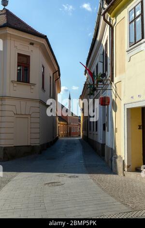 Rue vide à Eger, Hongrie, un soir de printemps. Banque D'Images