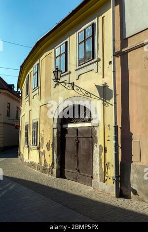 Rue vide à Eger, Hongrie, un soir de printemps. Banque D'Images