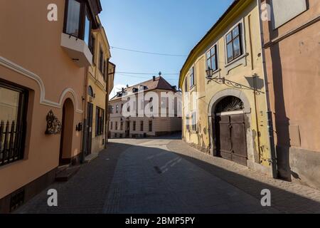 Rue vide à Eger, Hongrie, un soir de printemps. Banque D'Images