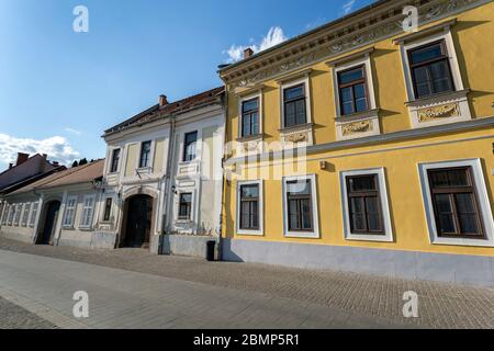 Rue vide à Eger, Hongrie, un soir de printemps. Banque D'Images