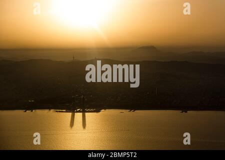 Un coucher de soleil avec vue aérienne depuis Barcelone, en Catalogne Banque D'Images