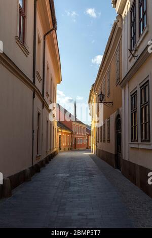 Rue vide à Eger, Hongrie, un soir de printemps. Banque D'Images