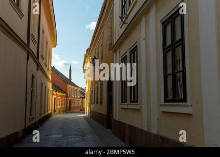 Rue vide à Eger, Hongrie, un soir de printemps. Banque D'Images