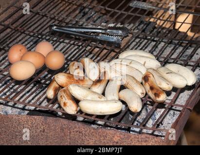 Bananes et œufs sur un grill Banque D'Images