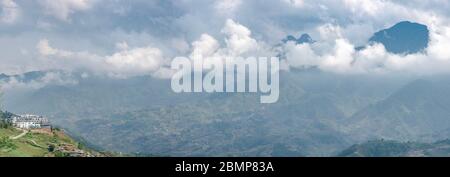 Vue panoramique sur la vallée de sa Pa et la chaîne de montagnes, avec des sommets émergeant des nuages, sa Pa, Vietnam Banque D'Images