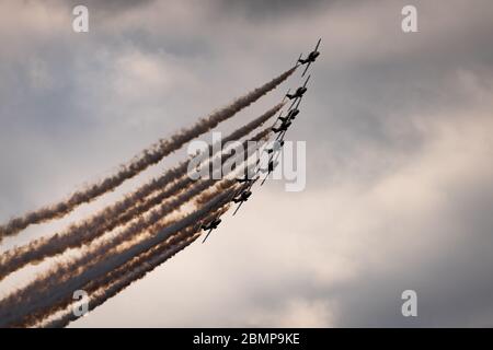 Les Snowbirds de l'ARC effectuent des acrobaties aériennes au-dessus de London Ontario dans l'opération inspiration Banque D'Images