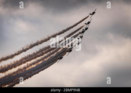 Les Snowbirds de l'ARC effectuent des acrobaties aériennes au-dessus de London Ontario dans l'opération inspiration Banque D'Images