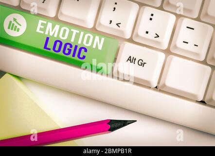 Note d'écriture montrant la logique émotionnelle. Concept d'affaires pour coeur ou âme de cerveau ou confusion d'intelligence équilibre égal Banque D'Images