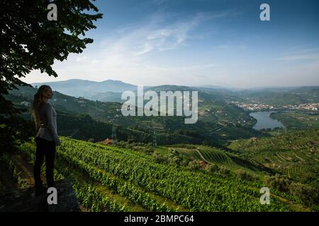 Femme de la colline regarde sur la vallée du Douro, Porto, Portugal. Banque D'Images