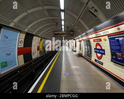 Londres. ROYAUME-UNI. Le 10 mai 2020 à 12:45. Grand angle de vue de Underground Bethnal Green Platform vide. Banque D'Images