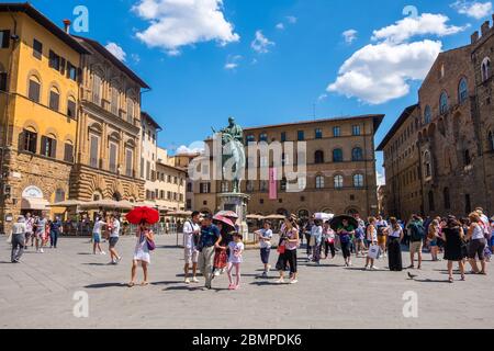 Florence, Italie - 16 août 2019 : grand groupe de touristes près de la statue équestre de Cosimo de Medici sur la Piazza della Signoria à Florence, en Toscane Banque D'Images
