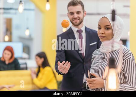 Portrait d'une femme d'affaires musulmane africaine américaine au travail en se tenant au milieu d'un bureau moderne. Banque D'Images