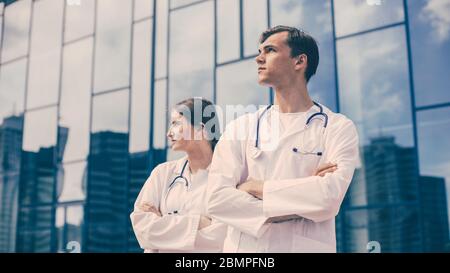 gros plan. ambulanciers médecins debout sur une rue de ville. Banque D'Images