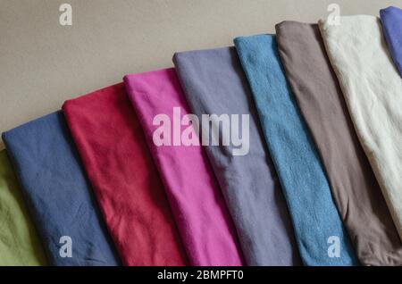 Ensemble de t-shirts multicolores. T-shirts disposés pour une démonstration en ligne. Tenue confortable et décontractée. Gros plan. Mise au point sélective. Banque D'Images