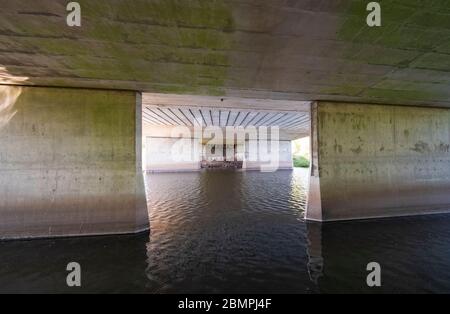 Pieds de support de pont en béton armé Banque D'Images