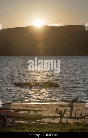 Vue sur le coucher du soleil à West Head depuis la plage du côté Pittwater de Palm Beach à Sydney, Nouvelle-Galles du Sud, Australie Banque D'Images