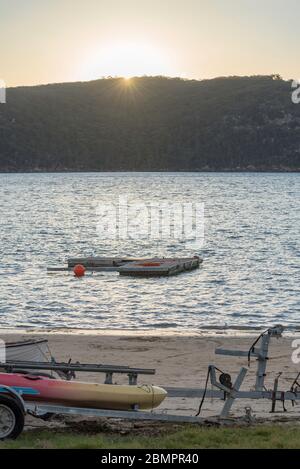 Vue sur le coucher du soleil à West Head depuis la plage du côté Pittwater de Palm Beach à Sydney, Nouvelle-Galles du Sud, Australie Banque D'Images