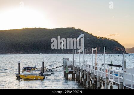 En regardant le coucher du soleil vers West Head depuis le quai de Boat House, sur le côté Pittwater de Palm Beach à Sydney, en Australie Banque D'Images