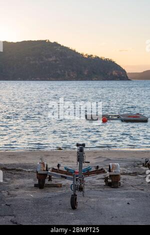 Vue sur le coucher du soleil à West Head depuis la plage du côté Pittwater de Palm Beach à Sydney, Nouvelle-Galles du Sud, Australie Banque D'Images