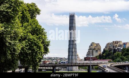 13 juillet 2019 - Tbilissi, Géorgie - la place des héros a été construite pour honorer la vie perdue dans les conflits militaires. Il se compose d'une grande tour inscrite avec n Banque D'Images